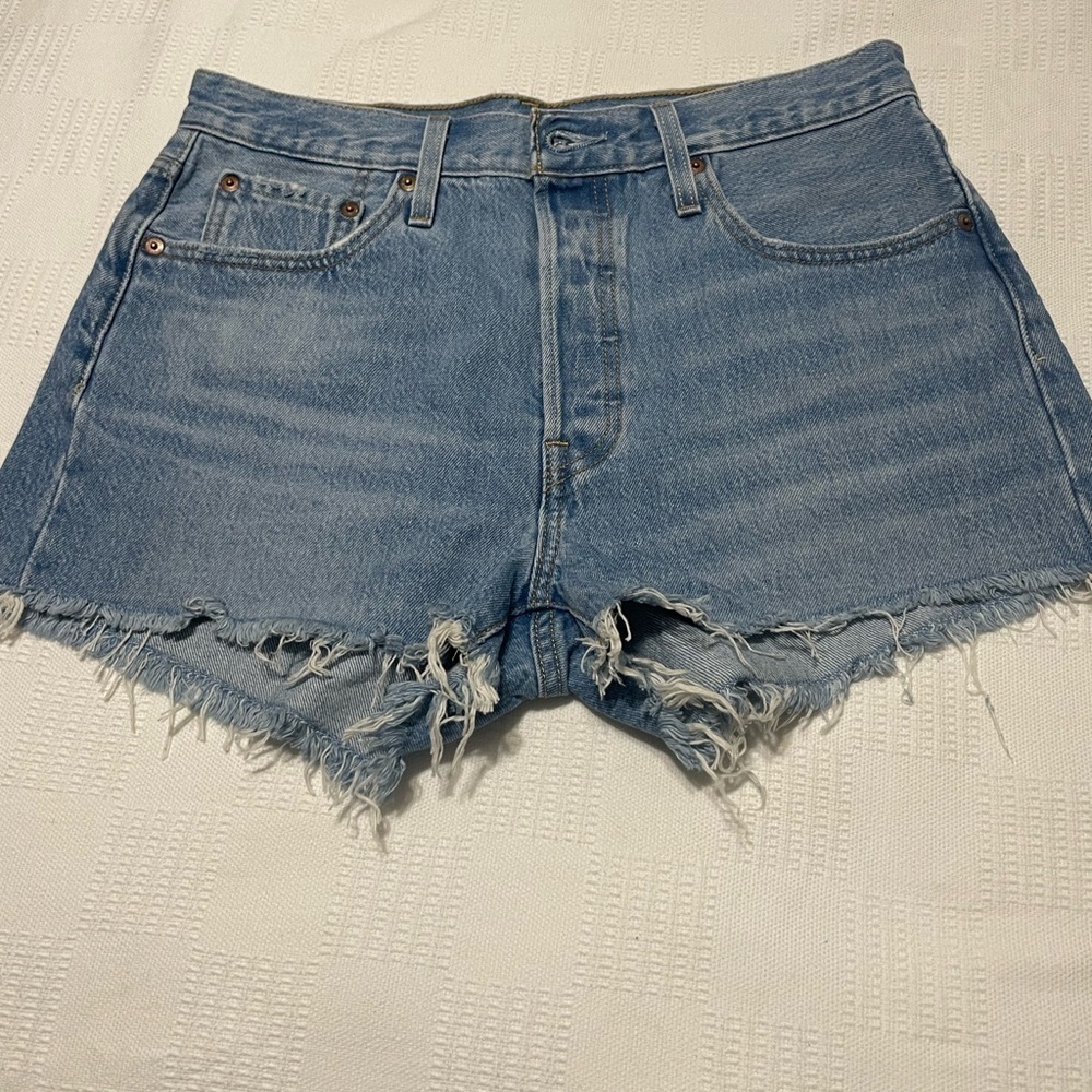 Levi’s 501 Shorts - High Rise, Fitted Through Hip - medium wash size 29